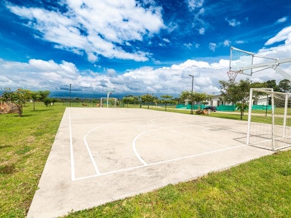 Lotes planos en condominio Las Mesetas, dentro de Ciudad Hacienda Los Reyes, La Guacima, Alajuela.