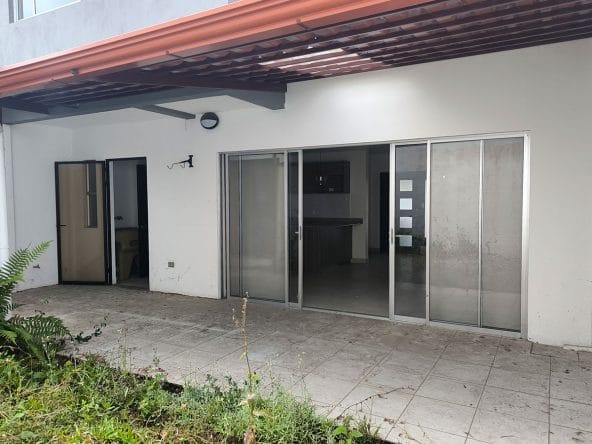 Casa de 2 plantas a la venta en condominio Rivera del Irazú, San Nicolas, Cartago.