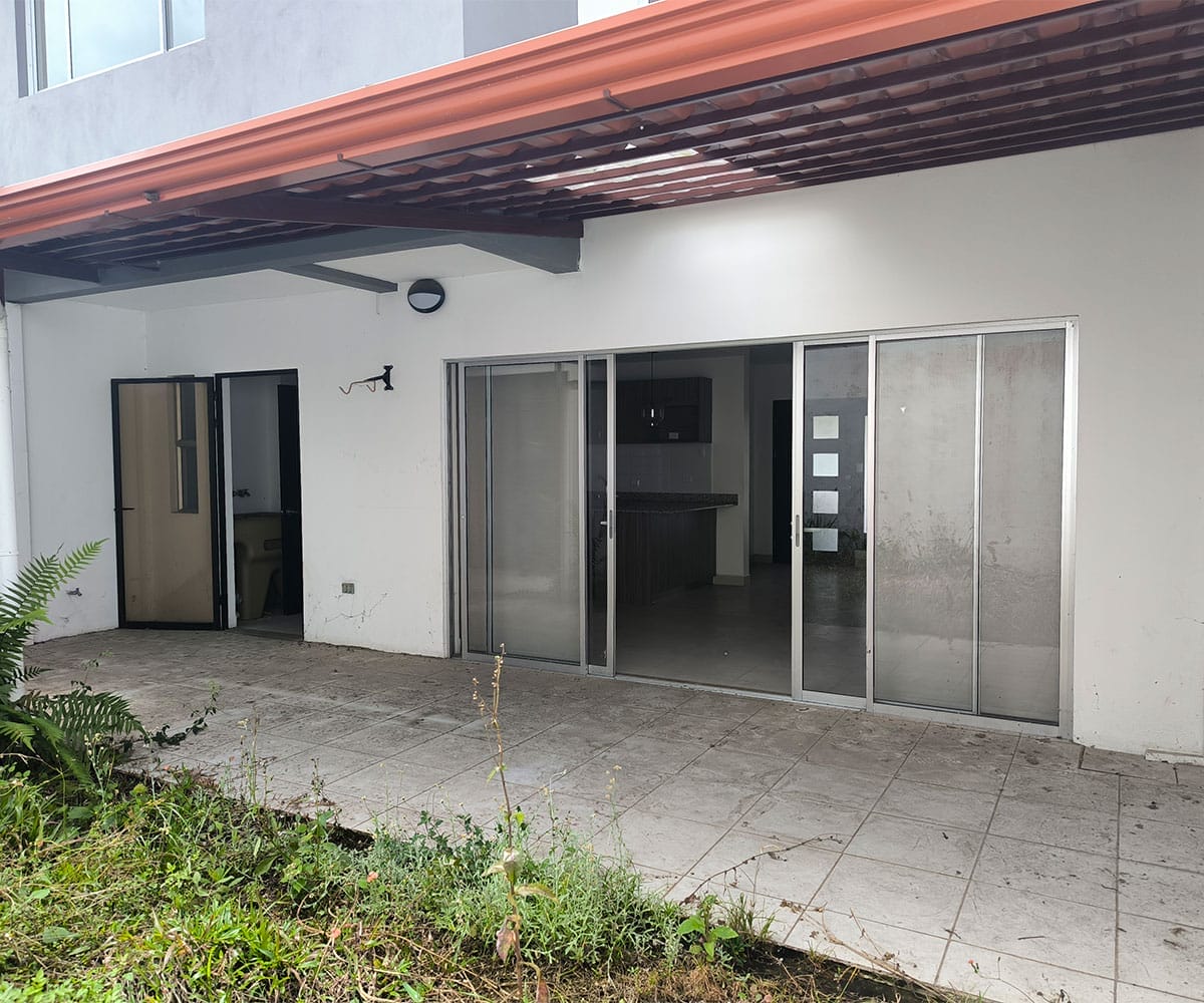 Casa de 2 plantas a la venta en condominio Rivera del Irazú, San Nicolas, Cartago.