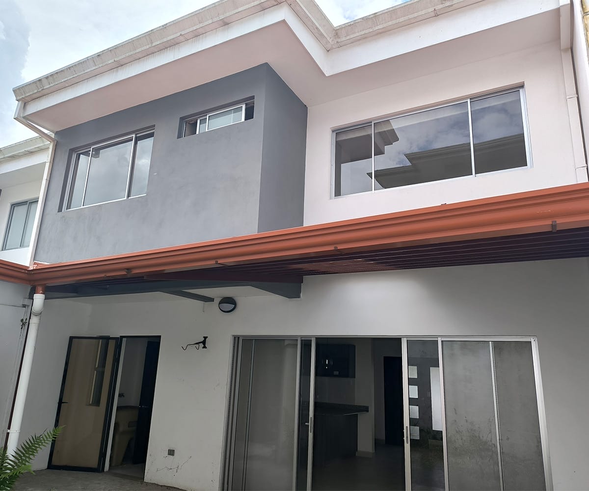 Casa de 2 plantas a la venta en condominio Rivera del Irazú, San Nicolas, Cartago.