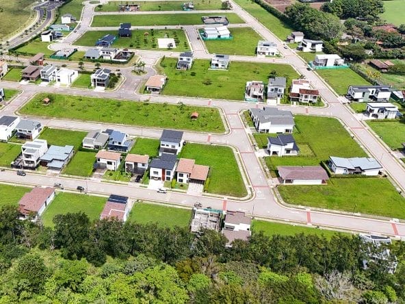 Lotes planos en condominio Las Mesetas, dentro de Ciudad Hacienda Los Reyes, La Guacima, Alajuela.