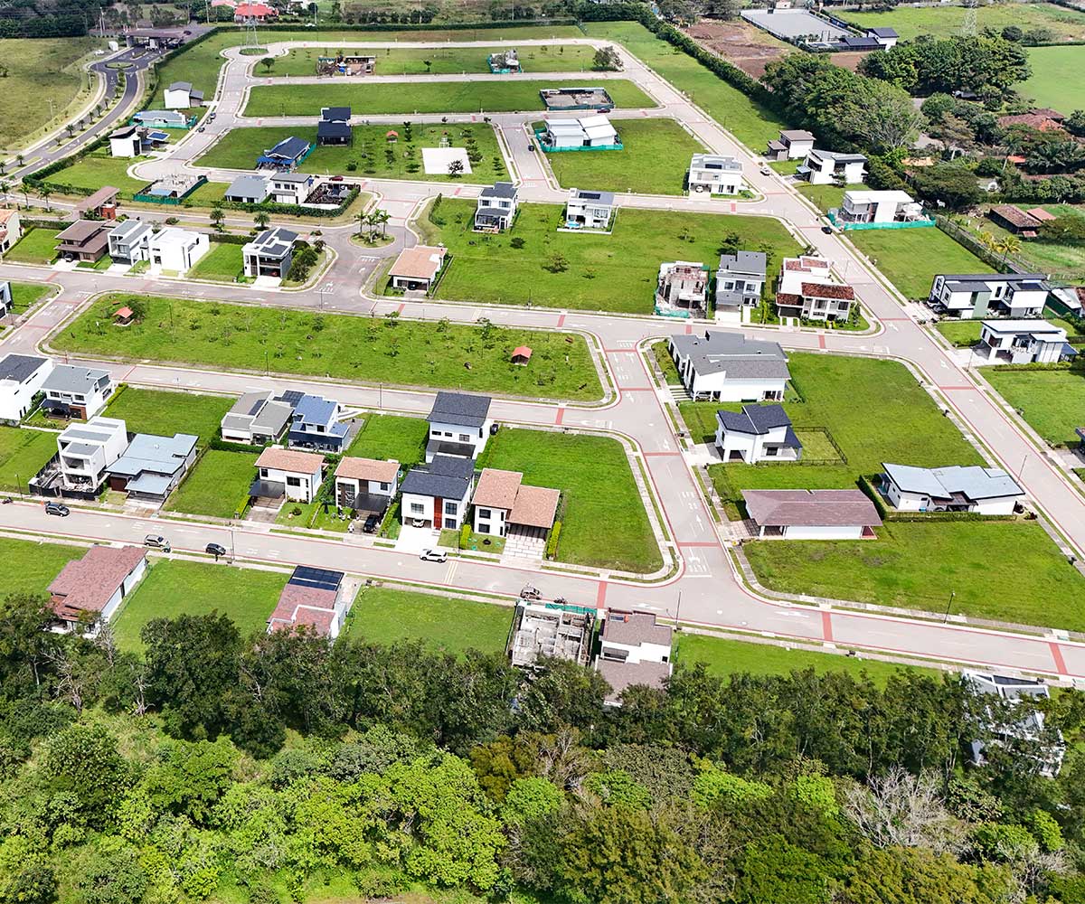 Lotes planos en condominio Las Mesetas, dentro de Ciudad Hacienda Los Reyes, La Guacima, Alajuela.