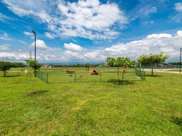 Lotes planos en condominio Las Mesetas, dentro de Ciudad Hacienda Los Reyes, La Guacima, Alajuela.