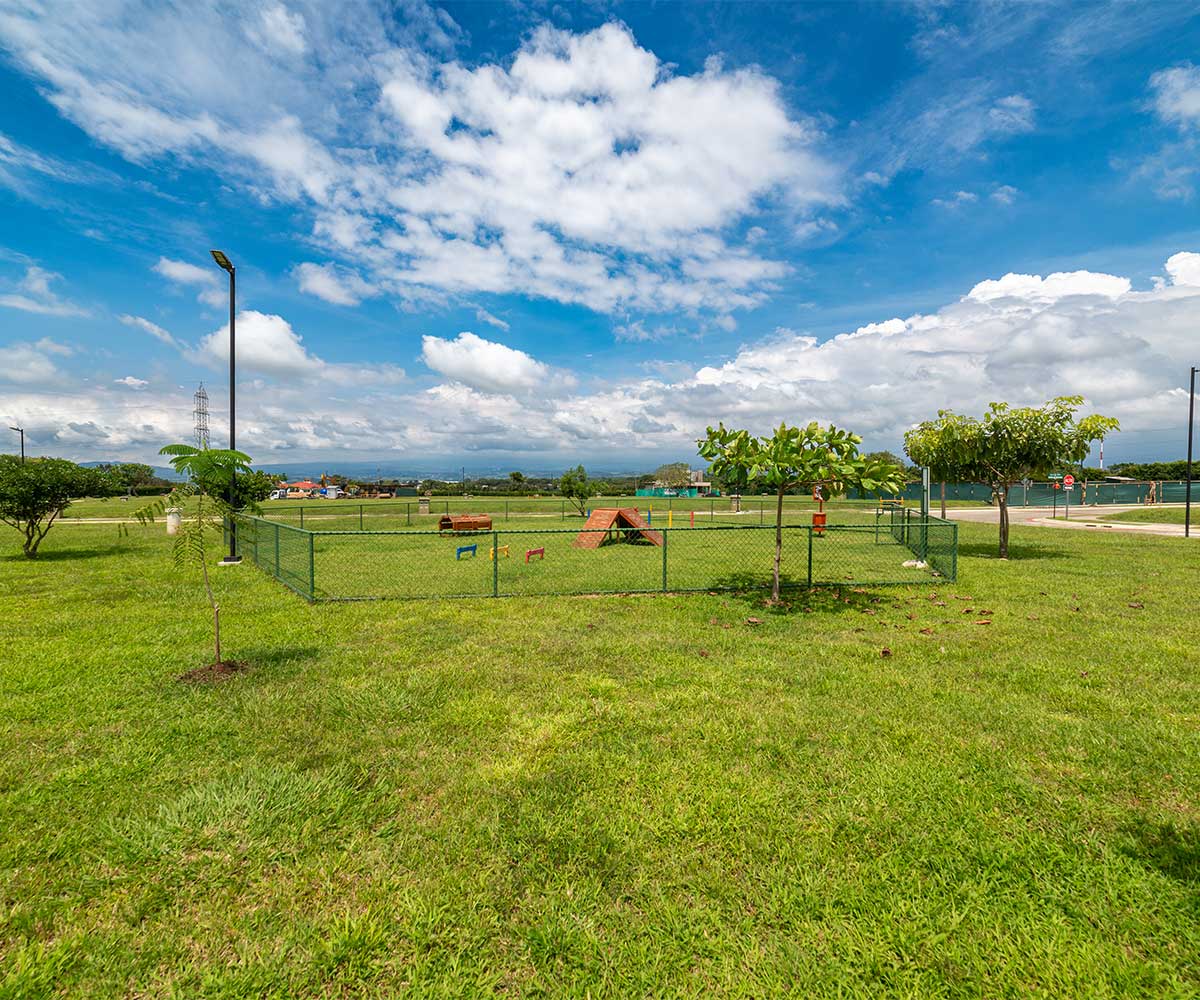 Lotes planos en condominio Las Mesetas, dentro de Ciudad Hacienda Los Reyes, La Guacima, Alajuela.