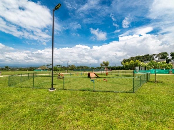 Lotes planos en condominio Las Mesetas, dentro de Ciudad Hacienda Los Reyes, La Guacima, Alajuela.