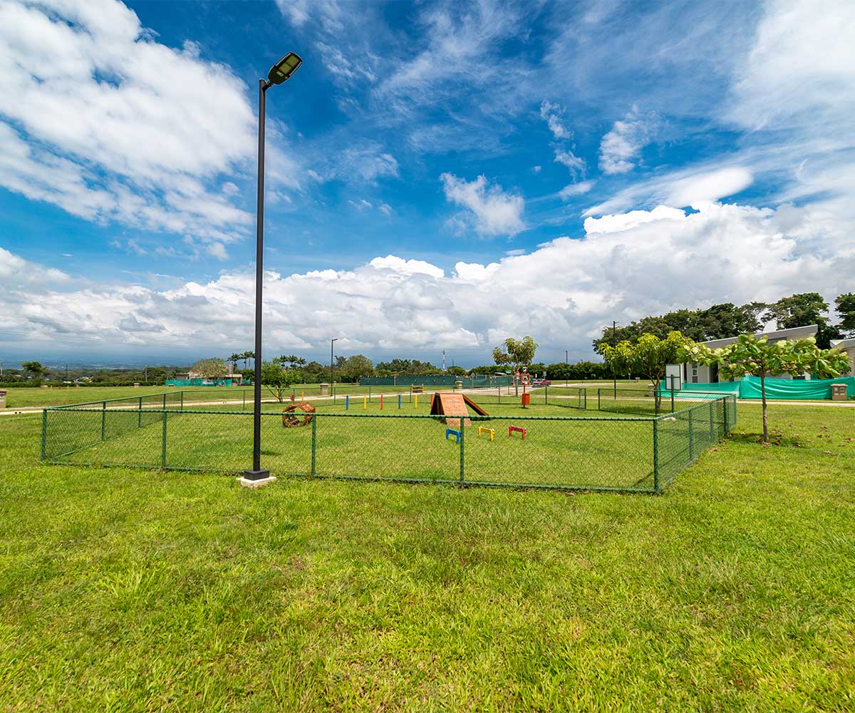 Lotes planos en condominio Las Mesetas, dentro de Ciudad Hacienda Los Reyes, La Guacima, Alajuela.