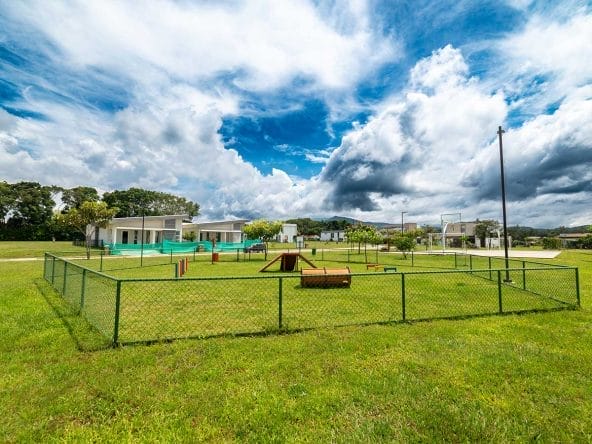 Lotes planos en condominio Las Mesetas, dentro de Ciudad Hacienda Los Reyes, La Guacima, Alajuela.