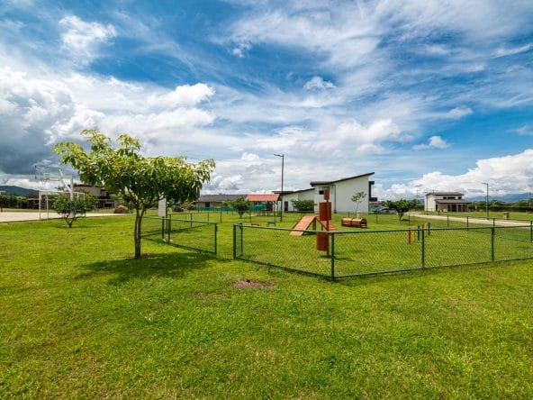 Lotes planos en condominio Las Mesetas, dentro de Ciudad Hacienda Los Reyes, La Guacima, Alajuela.