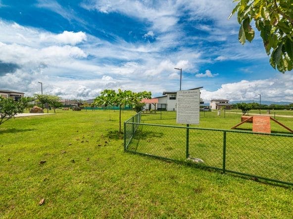 Lotes planos en condominio Las Mesetas, dentro de Ciudad Hacienda Los Reyes, La Guacima, Alajuela.