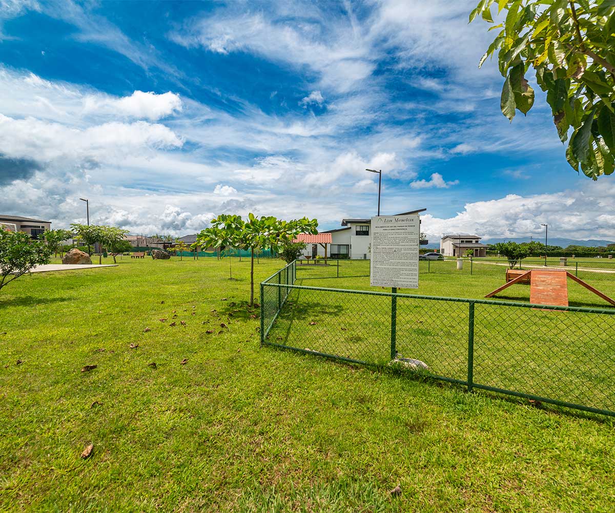 Lotes planos en condominio Las Mesetas, dentro de Ciudad Hacienda Los Reyes, La Guacima, Alajuela.