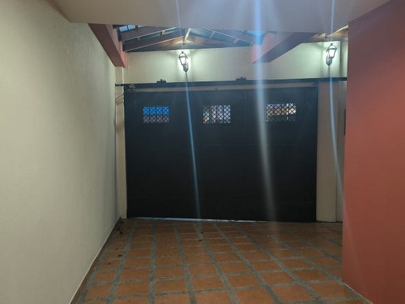 Casa de 3 niveles a la venta en residencial Danza del Sol en La Unión, Cartago. Remate bancario.