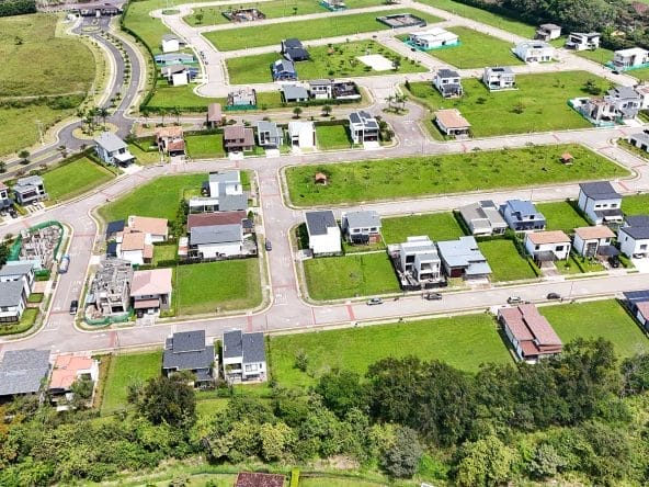 Lotes planos en condominio Las Mesetas, dentro de Ciudad Hacienda Los Reyes, La Guacima, Alajuela.