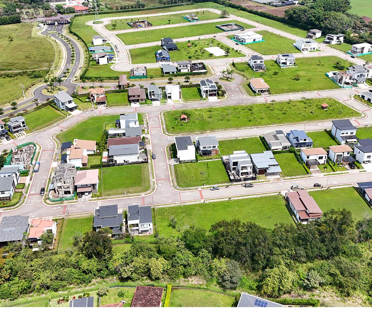 Lotes planos en condominio Las Mesetas, dentro de Ciudad Hacienda Los Reyes, La Guacima, Alajuela.