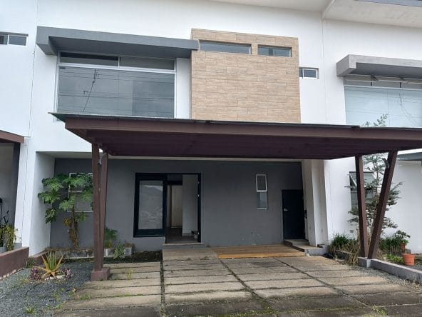 Casa de 2 plantas a la venta en condominio Rivera del Irazú, San Nicolas, Cartago.