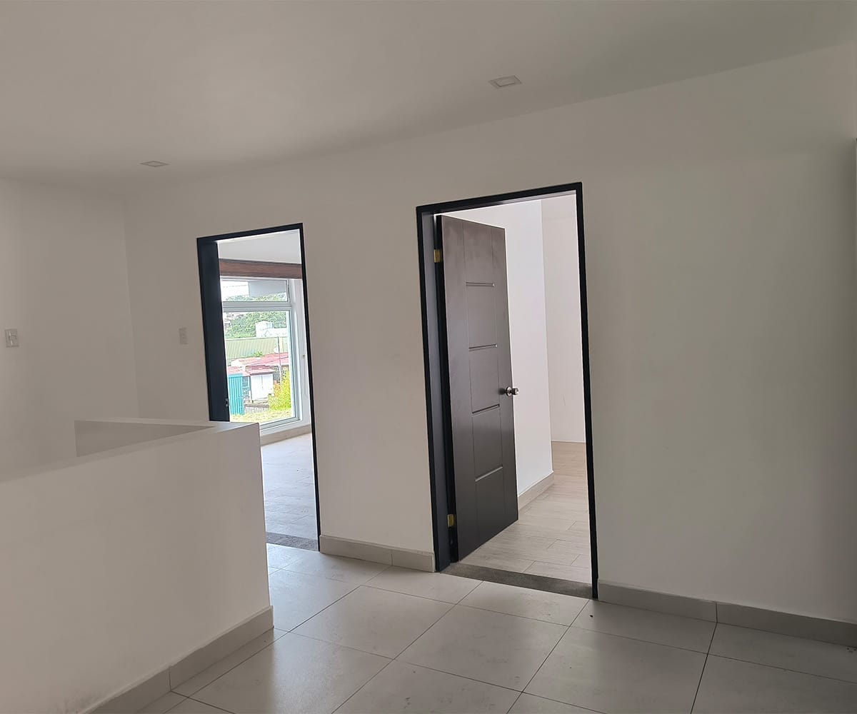 Casa de 2 plantas a la venta en condominio Rivera del Irazú, San Nicolas, Cartago.