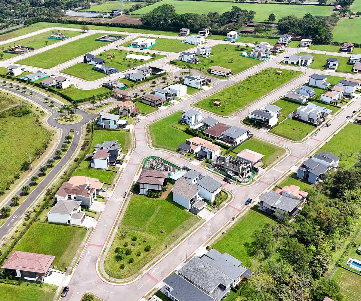 Lotes planos en condominio Las Mesetas, dentro de Ciudad Hacienda Los Reyes, La Guacima, Alajuela.