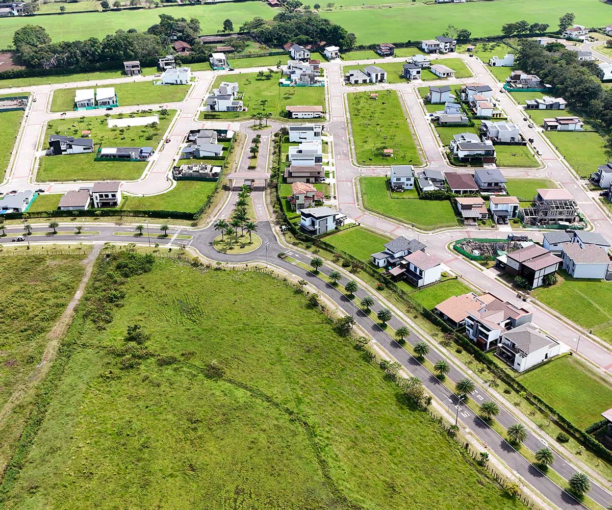 Lotes planos en condominio Las Mesetas, dentro de Ciudad Hacienda Los Reyes, La Guacima, Alajuela.