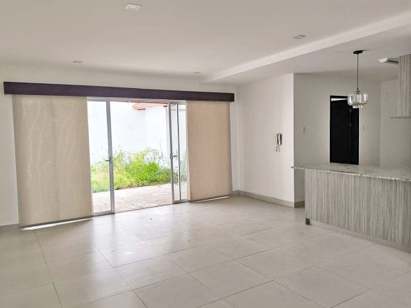 Casa de 2 plantas a la venta en condominio Rivera del Irazú, San Nicolas, Cartago.