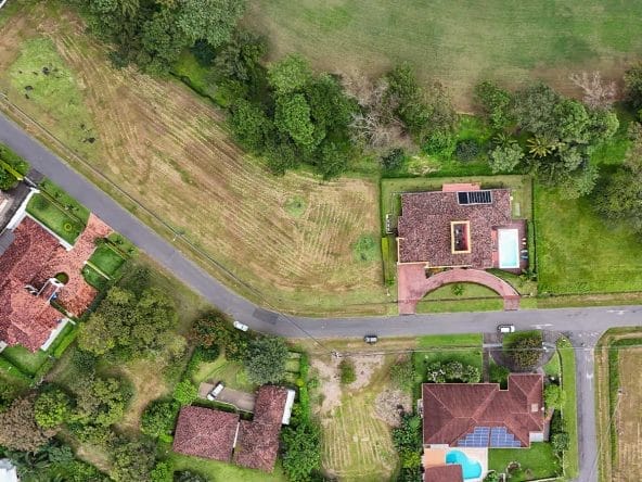 Lote de 1.886 m2 a la venta en el residencial de Ciudad Hacienda Los Reyes, La Guacima.