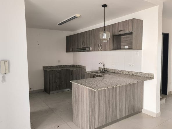 Casa de 2 plantas a la venta en condominio Rivera del Irazú, San Nicolas, Cartago.