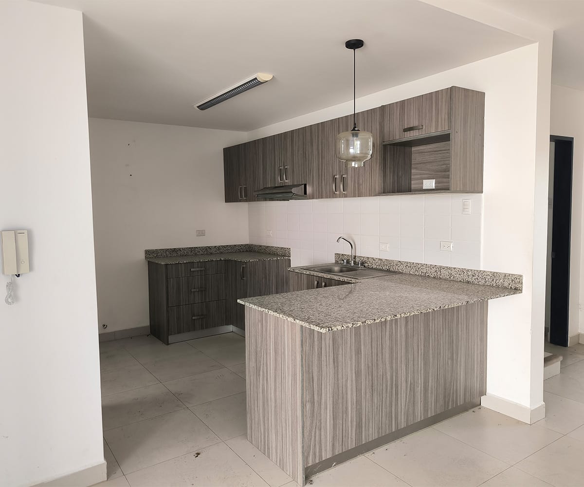 Casa de 2 plantas a la venta en condominio Rivera del Irazú, San Nicolas, Cartago.