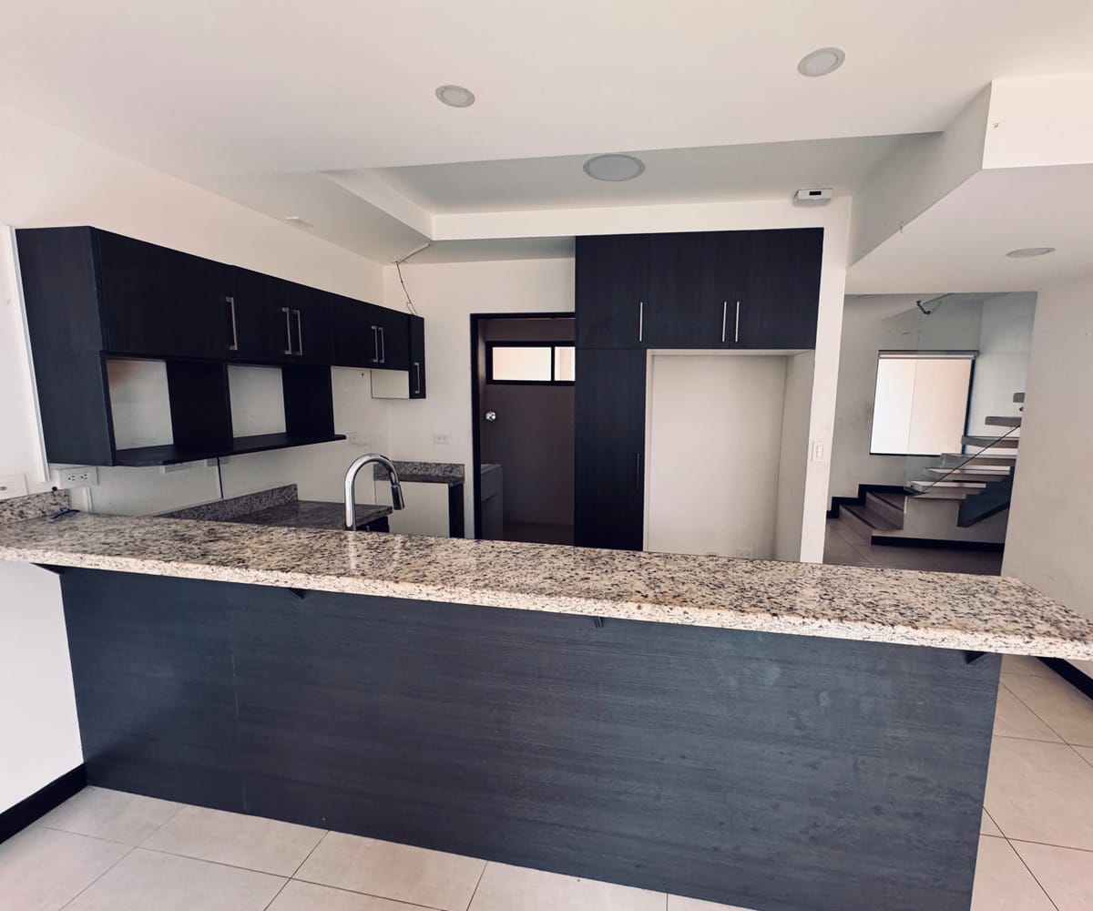 Casa en exclusivo condominio Hacienda de la Ribera, San Antonio de Belén, Heredia. Bien adjudicado bancario.