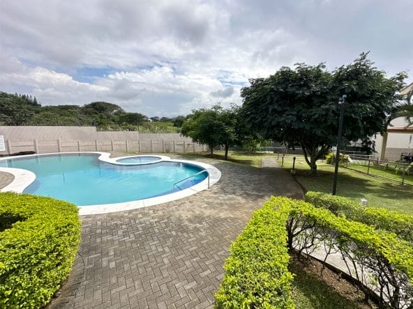 Casa de 2 plantas a la venta en condominio Villas del Río en Alajuela