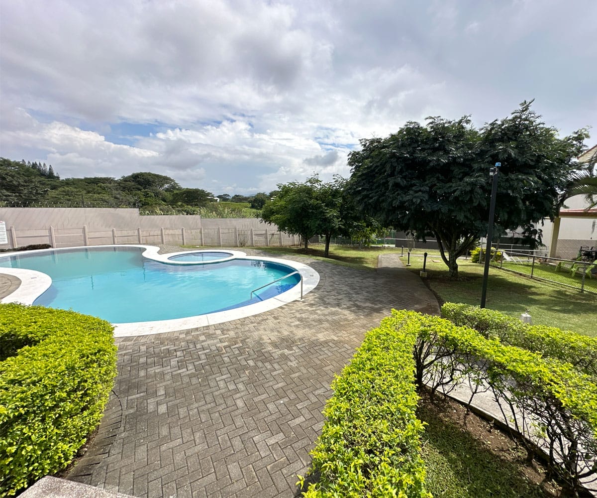 Casa de 2 plantas a la venta en condominio Villas del Río en Alajuela