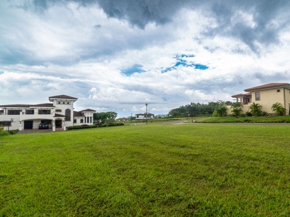 Lote a la venta en condominio Las Vueltas en Ciudad Hacienda Los Reyes, La Guacima, Alajuela