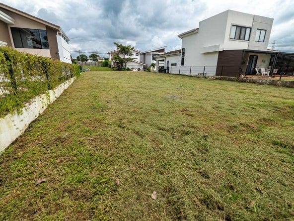 Lote de 517 m2 a la venta en Condominio Los Castillos en La Guacima.