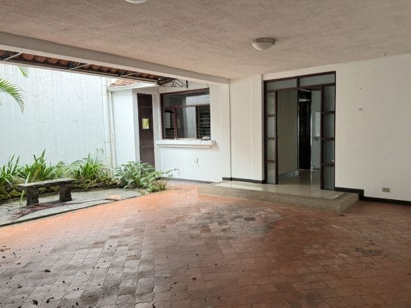 Casa independiente a la venta en Escazú. Remate bancario.