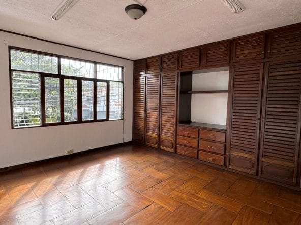 Casa independiente a la venta en Escazú. Remate bancario.