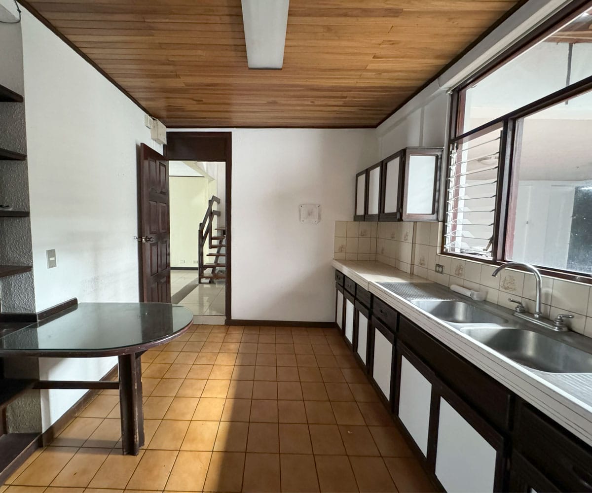 Casa independiente a la venta en Escazú. Remate bancario.